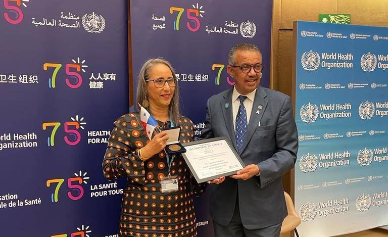 La doctora Reina Roa recibe reconocimiento de la OMS por lucha contra el tabaco en Panamá