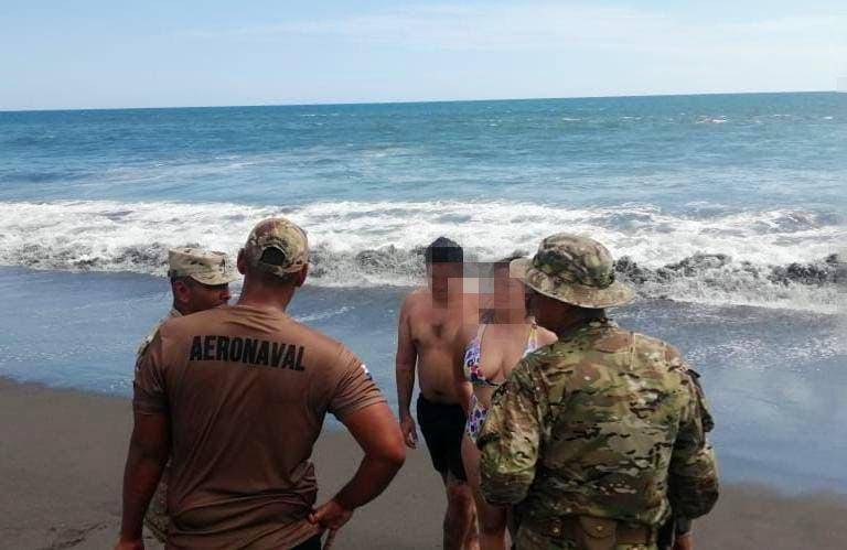 Rescatan a dos bañistas en playa La Barqueta