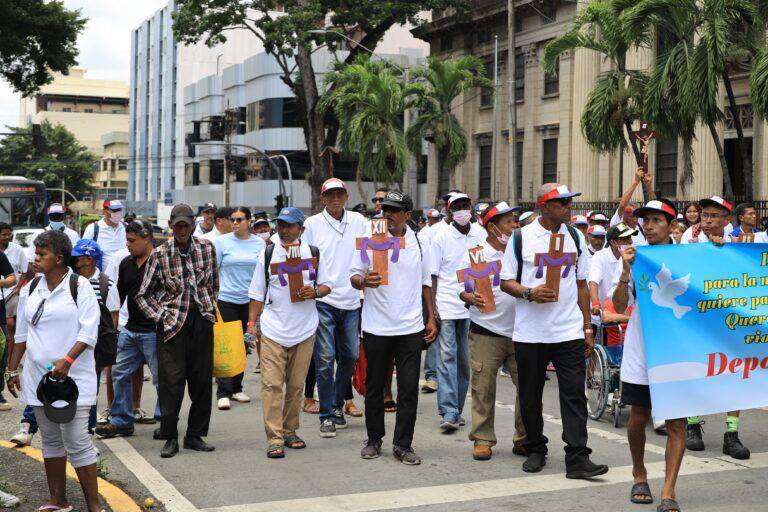 Personas en situación de calle protagonizan Viacrucis en Calidonia
