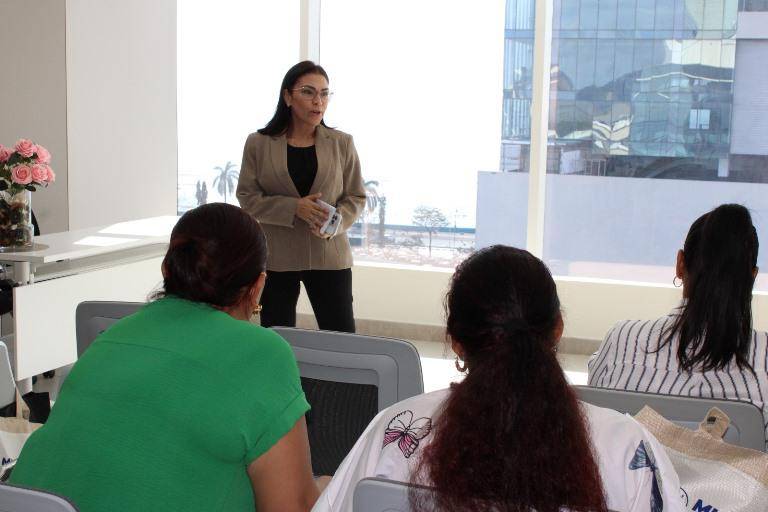 Comisión de Salud de CONADIS visita centro de rehabilitación de la CSS