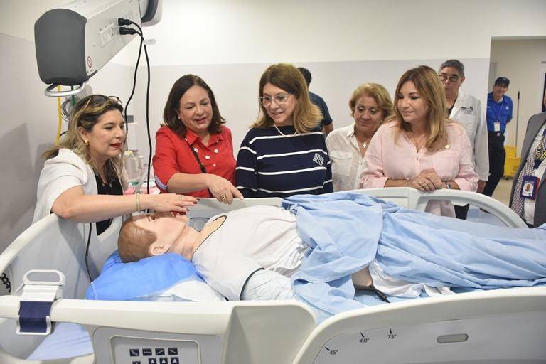 Primera dama Maricel de Mulino visita Ciudad de la Salud y destaca su tecnología
