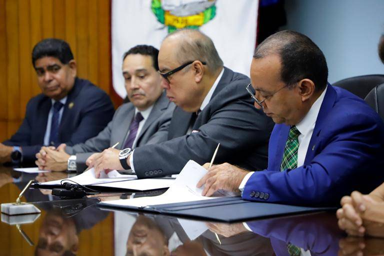 CSS y la Universidad de Panamá suscriben acuerdo para fortalecer la investigación clínica