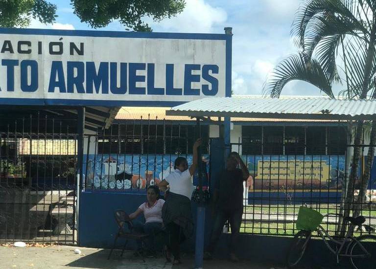 Más de mil estudiantes sin dar clases en escuela de Puerto Armuelles; grupo de padres de familia tiene el plantel cerrado