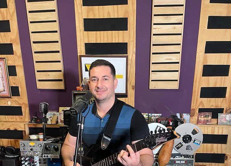 Abimelec Núñez apuesta por su grupo musical