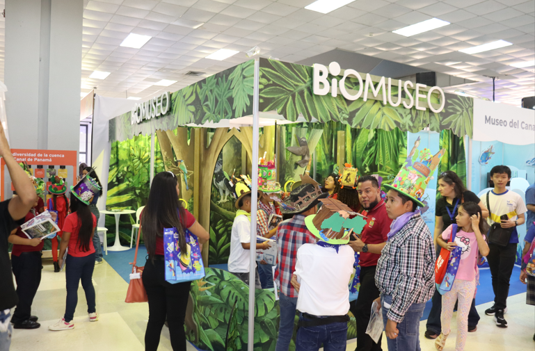 Escritores, jóvenes y familias viven el inicio de la Feria Internacional del Libro