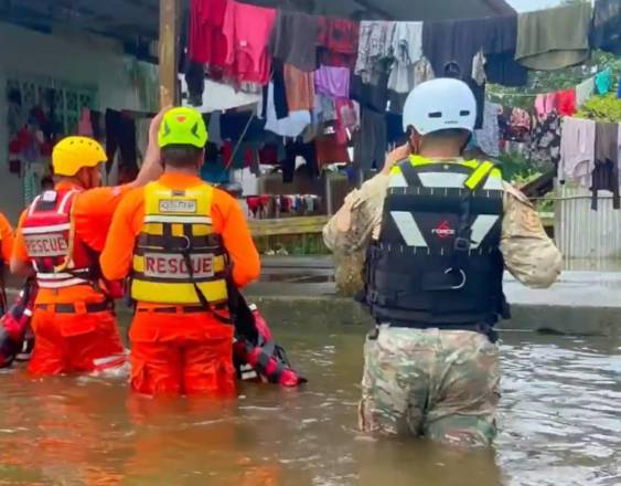 Cortesía | Los equipos de rescate en una casa en Bocas del Toro.