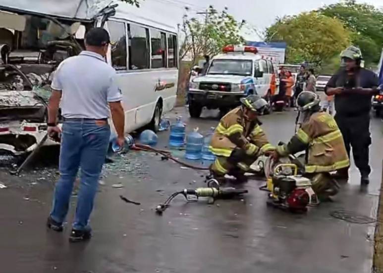 Un bus tipo coaster colisiona contra camión cisterna en Pacora