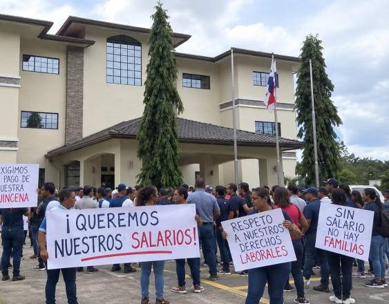 IA | Un grupo de colaboradores durante una manifestación en la rectoría.