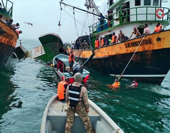 Rescatan a náufrago y confirman un fallecido tras naufragio en Puerto Caimito; buscan a último desaparecido.