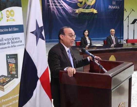 ML | El rector Eduardo Flores.