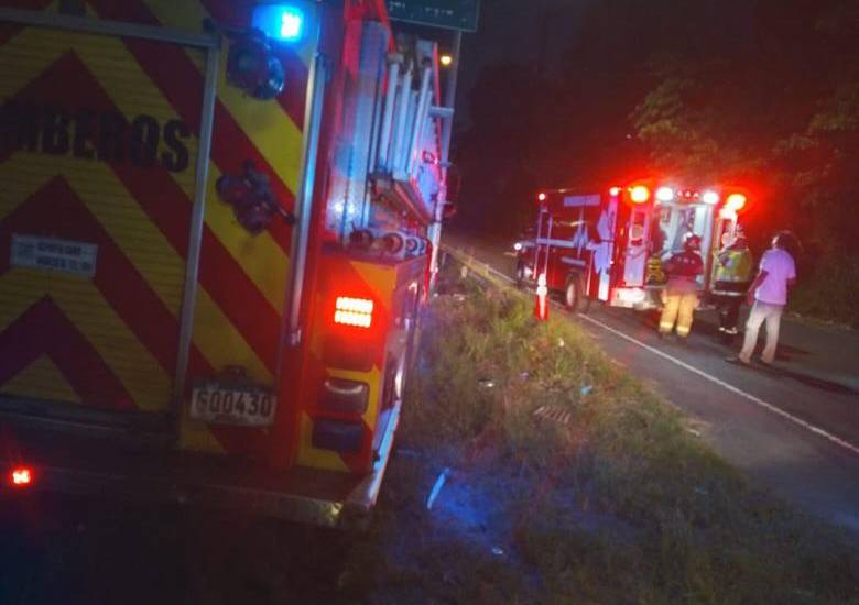 Dos personas fallecen tras choque contra objeto fijo en Bique