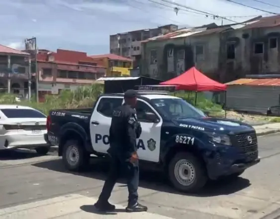 Una unidad de la Policía Nacional en el lugar de la balacera en Colón.