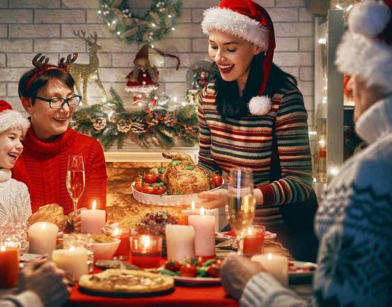 Pixabay | Una familia disfrutando de su cena de Navidad, celebrando todos juntos.