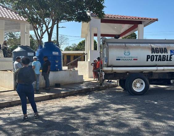 Idaan | Un carro cisterna en la plaza de Chitré, Herrera.