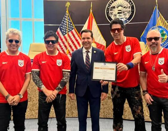 Cortesía | La banda panameña Los Rabanes durante la entrega del reconocimiento en Florida.