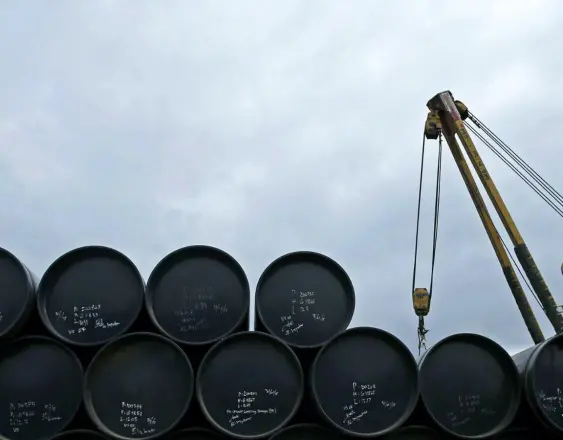 Precios del petróleo se mantienen estables antes de Navidad