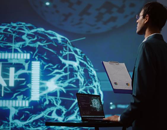 Magnific | Empleado de una startup mirando gráficos de negocios utilizando un software de IA.