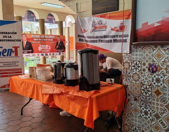 ML | Puesto de distribución de café en la Fac. de Derecho.