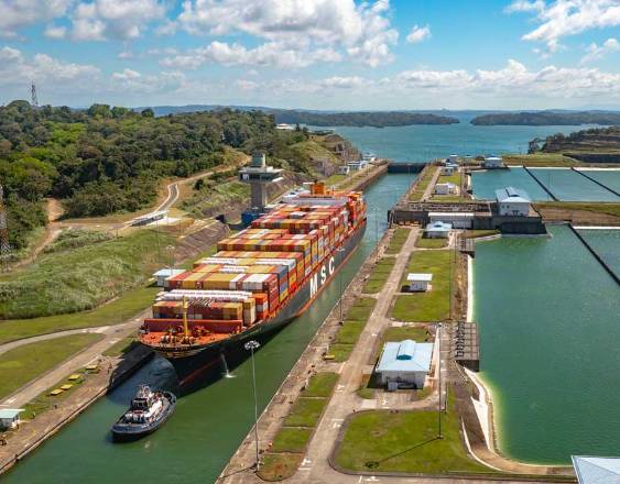 ML | Un buque realiza su travesía por el Canal de Panamá.