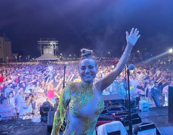La artista Sandra Sandoval durante la presentación en la Plaza Figali.
