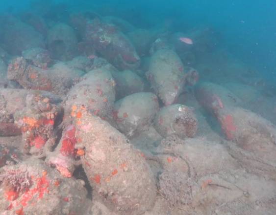 Buceadores italianos hallan restos de un barco romano con centenas de ánforas