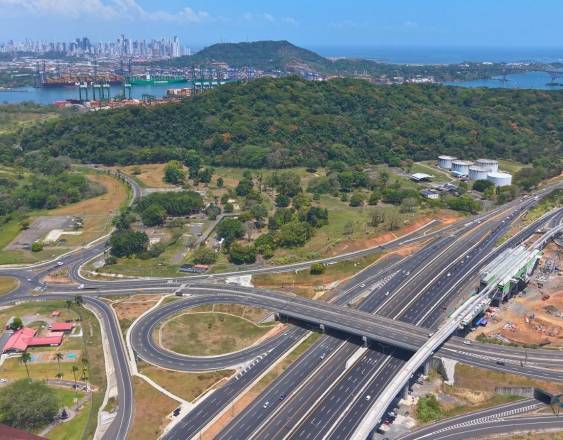 ML | Vista panorámica de un proyecto vial realizado por la constructora MECO en Panamá. Al fondo se observan los puertos y la ciudad de Panamá.