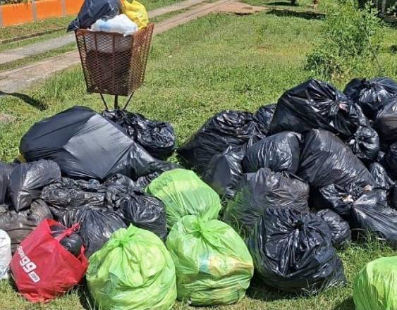 Cortesía | Basura acumulada al lado de una acera.