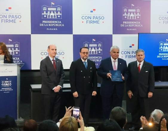 ML | Durante la entrega del informe.