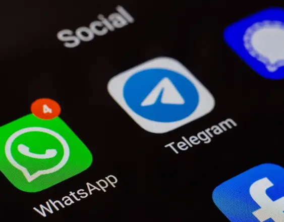 WhatsApp prueba una función para vincular agentes de IA de terceros y conversar con ellos directamente en la plataforma