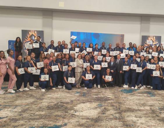 Amilkar Rodríguez | Los estudiantes con sus certificados.