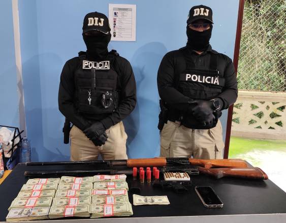 ML | Unidades de la Policía con materiales incautados.