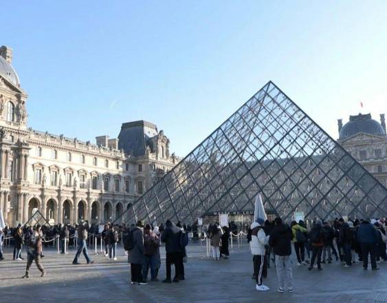 AFP | El Louvre en París.