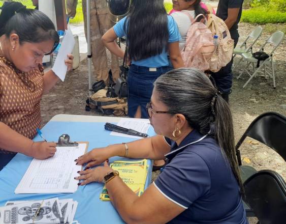ML | Personal de Acodeco durante una orientación a consumidores en Bocas del Toro.