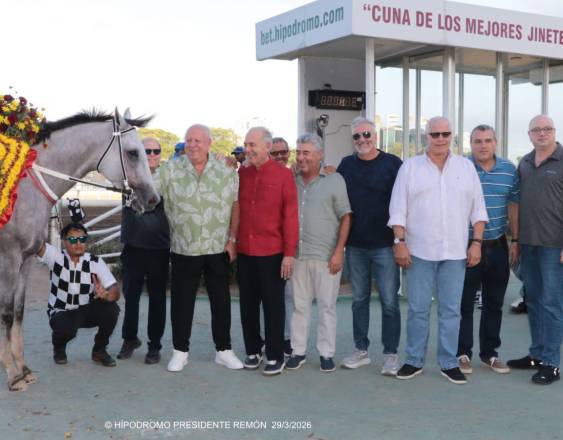Omar Yerar Batista | El caballo Come Candela, arriba el jinete Lorenzo Lezcano y a su alrededor el señor Mayor Alemán, dueño del caballo y otras personas que lo acompañaron en el Hipódromo.