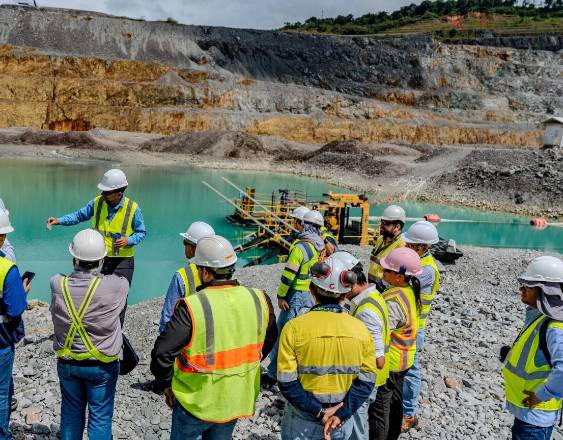 ML | Personal de MiAMBIENTE y la empresa en el proyecto Cobre Panamá.