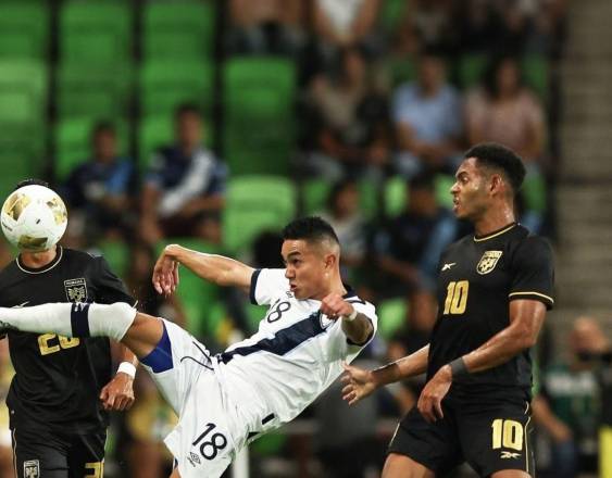 ML | Óscar Santis, seleccionado de fútbol de Guatemala, patea el balón al lado de Ismael Diaz, futbolista de Panamá, durante el encuentro de Copa Oro 2025, entre Guatemala y Panamá.