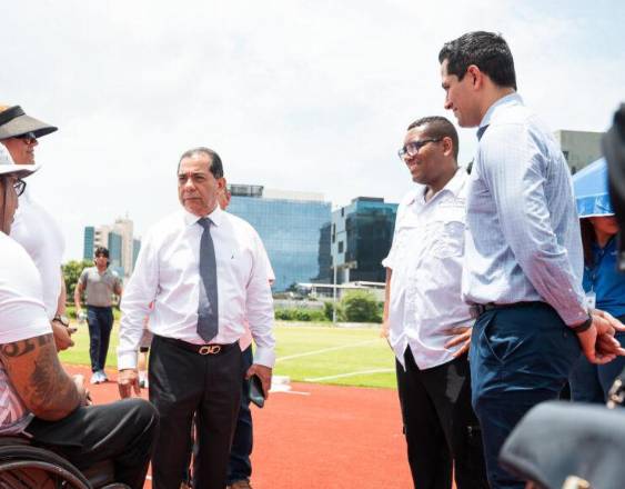 Cortesía | Ministro Ventura Vega conversa con los entrenadores de los atletas.
