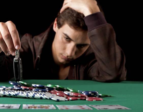 Cortesía | Una persona con las llaves de su auto jugando en una mesa de Casino.