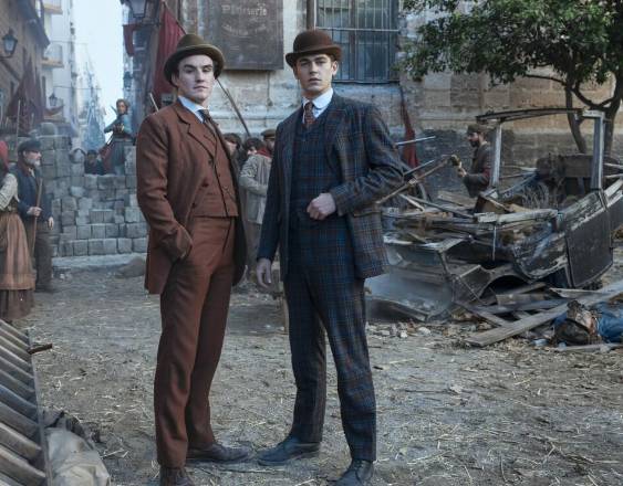 PRIME VIDEO | Dónal Finn (James Moriarty) Y Hero Fiennes-Tiffin (Sherlock Holmes).