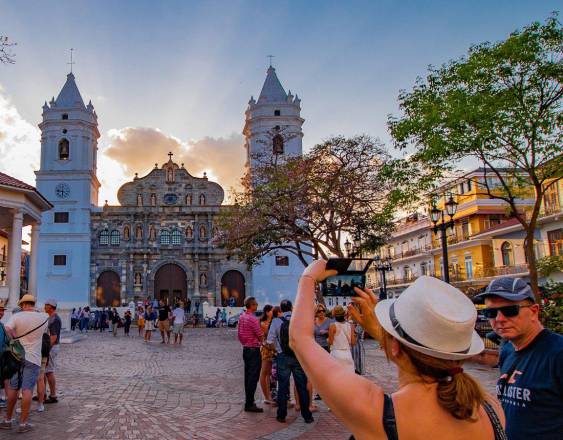 Cortesía Promtur | Personas disfrutan del atardecer en la Plaza de la Independencia, del Casco Antiguo. Los turistas toman foto a la Catedral Metropolitana.