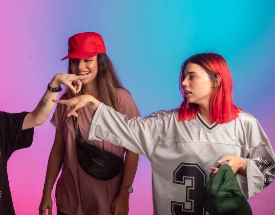 Cortesía | Tres chicas farmeando aura, como pasatiempo.