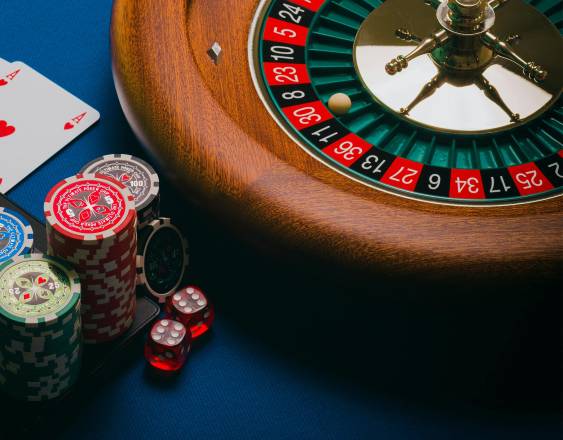PEXELS | Fichas y cartas utilizadas en una sala de juego.