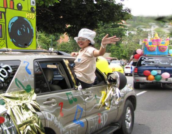 Cortesía | Caravana de carros en una celebración de graduandos.