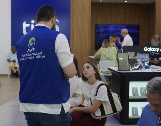 Cortesía | Personal de la ASEP durante una inspección en una empresa de telefonía.
