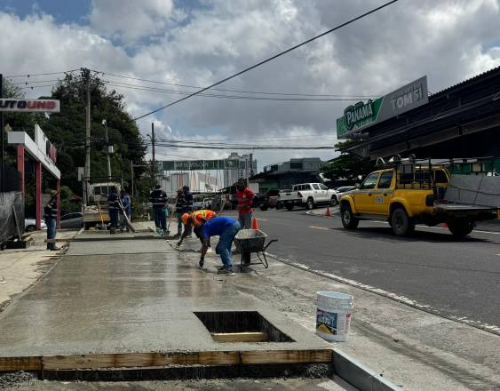 Intervienen 600 metros de aceras en Pueblo Nuevo
