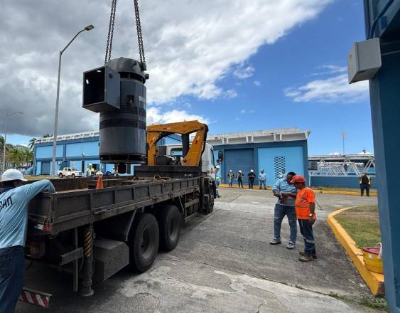 IDAAN | Personal del IDAAN trasladando la bomba que sufrió daño en la potabilizadora de Chilibre.