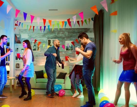 Pexels | Un grupo de amigos disfrutando de una fiesta en casa que fue realizada durante la madrugada.