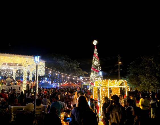 Penonomé arranca diciembre iluminando “Los sueños de Santa” en el Parque 8 de Diciembre