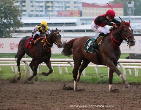 OMAR BATISTA | El alazán Takao se aleja de su único rival Booz Baruc, para ganar holgadamente el Clásico Junta de Control de Juegos (JCJ).