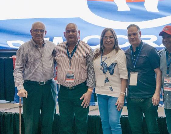 ML | Balbina Herrera (Centro) junto a miembros del partido PRD.